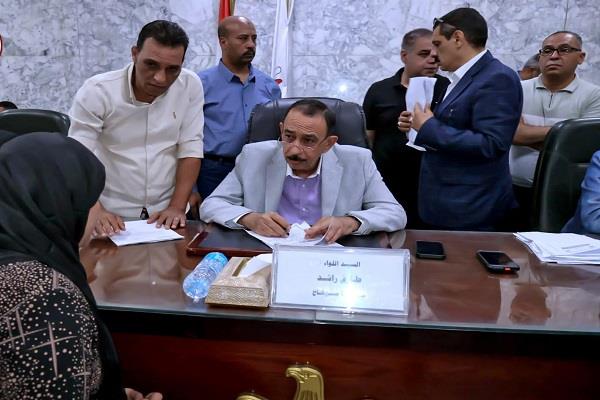 فرص عمل وعلاج ومعاشات وتصالح.. محافظ سوهاج يبحث مطالب المواطنين ويوجه بسرعة حلها