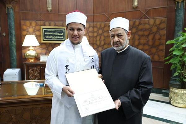 شيخ الأزهر يستقبل أوائل الثانوية الأزهرية ويكرمهم ويمنحهم مكافآت مالية ورحلة عمرة تقديرًا لتفوقهم