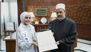 شيخ الأزهر يمنح أوائل الثانوية الأزهرية مكافآت مالية ويهديهم رحلات عمرة