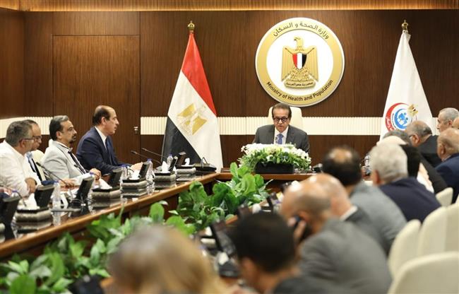 وزير الصحة يترأس الاجتماع الدوري لقيادات الوزارة لمتابعة سير العمل بمختلف الملفات