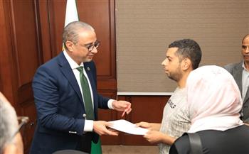 محافظ الجيزة يبحث شكاوى المواطنين ويسلم 3 عقود عمل لذوي الهمم ويوجه بفحص عقار مخالف