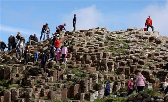 لجلب الحظ.. سياح يخرّبون أشهر معالم إيرلندا السياحية بالعملات المعدنية