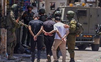 الاحتلال الإسرائيلي يعتقل ما لا يقل عن 15 فلسطينيا من مدن الضفة