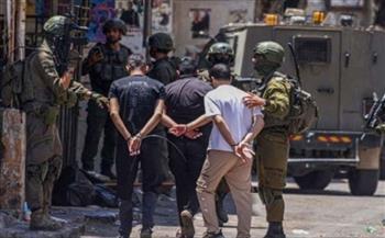 الاحتلال الإسرائيلي يعتقل ما لا يقل عن 15 فلسطينيا من مدن الضفة