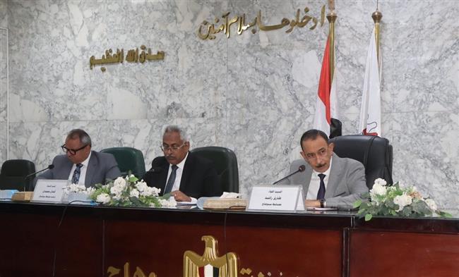 محافظ سوهاج يوجه بالتوسع في المعارض المدرسية والسلعية لتخفيف الأعباء عن الأسر