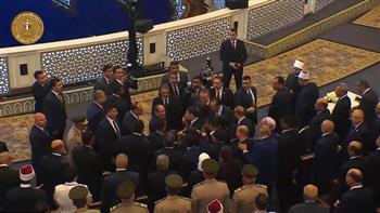لفتة إنسانية.. الرئيس السيسي يستجيب لشاب من ذوي الهمم لمصافحته خلال احتفالية المولد النبوي الشريف