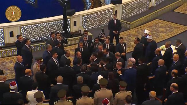 لفتة إنسانية.. الرئيس السيسي يستجيب لشاب من ذوي الهمم لمصافحته خلال احتفالية المولد النبوي الشريف