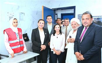 محافظ البحيرة ورئيس اللجنة الطبية العليا والاستغاثات بمجلس الوزراء تتفقدان القافلة الطبية بالوحدة الصحية