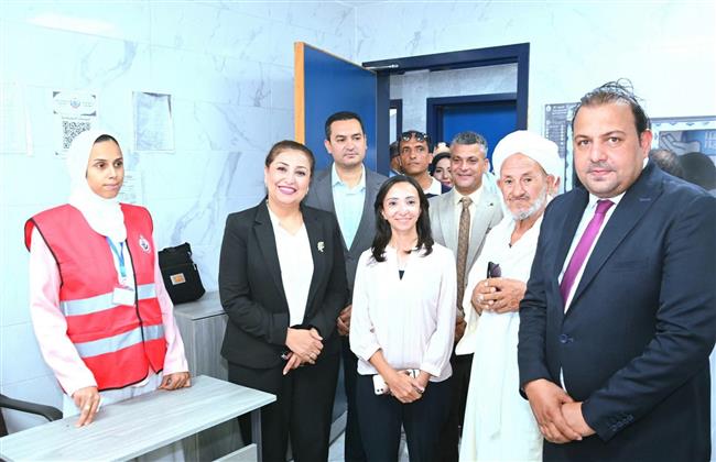 محافظ البحيرة ورئيس اللجنة الطبية العليا والاستغاثات بمجلس الوزراء تتفقدان القافلة الطبية بالوحدة الصحية