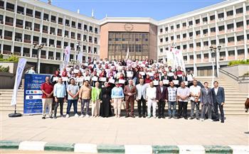 الدكتور عبدالمولي يلتقي طلاب البرامج التدريبية بجامعة أسيوط ويلتقط صورة تذكارية معهم مؤكدًا دعم الأنشطة الطلاب