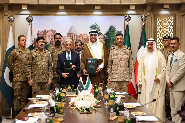 الكويت وباكستان توقعان اتفاقية للدفاع والتعاون العسكري المشترك