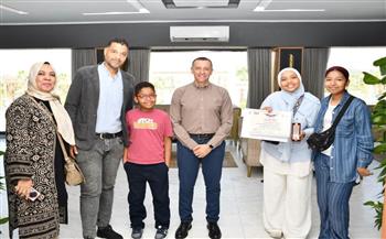  محافظ أسوان يكرم صاحب برونزية البطولة العربية ، وأيضاً الأولى على الشهادة الإعدادية