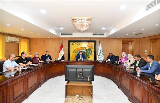 نائب المحافظ الفيوم يتابع مع مسئولي الشركات الاستعدادات لتنظيم الملتقى التوظيفي