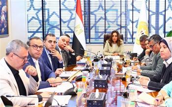 وزيرة التنمية المحلية والبيئة تبحث تنفيذ مشروعات الخطة الاستثمارية وتعزيز الاستدامة  