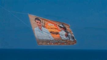 قبل انطلاق حفلهم.. طائرات شراعية تحمل صور مصطفى كامل ومحمود الليثي فوق شواطئ العلمين الجديدة  