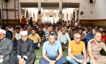 محافظ أسوان يؤدى صلاة الجمعة بمسجد النصر
