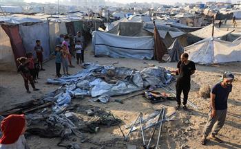 استشهاد فلسطيني وإصابة آخرين جراء استهداف خيمة للنازحين في مدينة غزة