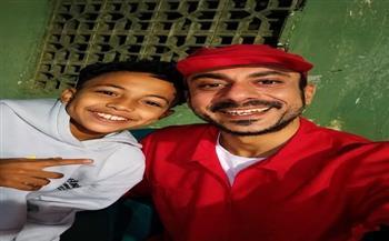 منذر مهران يمازح محمد فراج: «كل اللي بيتقال إشاعات.. حسن والشيخ علاء إخوات»  
