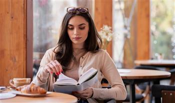 لو بتحبي القراءة والاستماع إلى البودكاست.. فهذه السمات تميزك