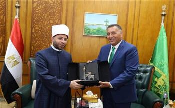 في العيد القومي للقليوبية.. المحافظ يهدي وزير الأوقاف درع المحافظة