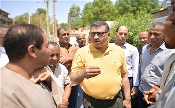 محافظ قنا يوجه بحل مشكلات المياه والصرف ورفع كفاءة مزلقان سكة حديد بقريتي "الجزيرية" و"الأشراف القبلية"