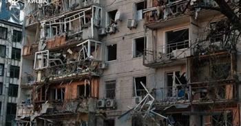 إصابة 6 أشخاص وإجلاء أكثر من 200 شخص جراء هجوم روسي على أطراف كييف
