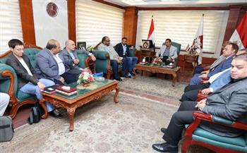 محافظ سوهاج يبحث مع وفد بنك التعمير الألماني تنفيذ مشروعات مياه وصرف بـ3.3 مليار جنيه