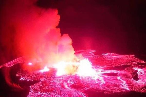 ثوران بركان سينابونج في إندونيسيا وأعمدة الرماد تتجاوز مسافة 3 كيلومترات