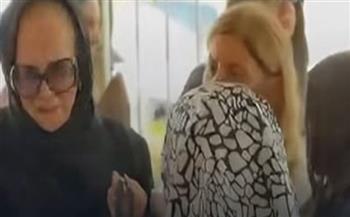 نجلاء فتحي تودع ابنتها ياسمين إلى مثواها الأخير  