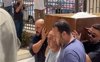 لتأدية صلاة الجنازة.. وصول جثمان الفنان محمد التاجي إلى مسجد الثورة