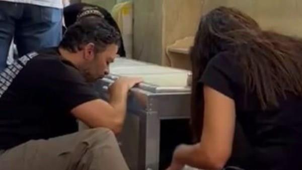 المخرج خضر محمد خضر يودع طليقته ياسمين أبو النجا بجوار النعش في جنازتها  