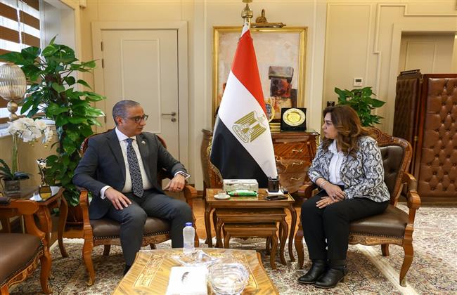 وزيرة التنمية المحلية والبيئة تتابع مع محافظ الجيزة أعمال تطوير شارع جامعة الدول العربية