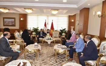 محافظ بورسعيد يلتقي أسرتين لبحث مطالبهم ويوجه بسرعة توفير الدعم اللازم