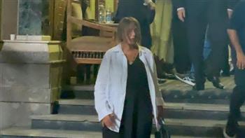 ليلى علوي تساند ماريان خوري في عزاء زوجها نبيل الشاذلي بمسجد عمر مكرم