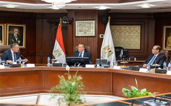 محافظ البنك المركزي يبحث مع وزير التعليم العالي مستجدات "منحة علماء المستقبل"