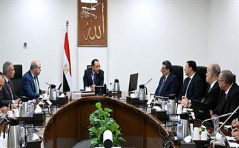 رئيس الوزراء يستعرض الموقف التنفيذي لمشروع مبني الركاب 4 بمطار القاهرة الدولي