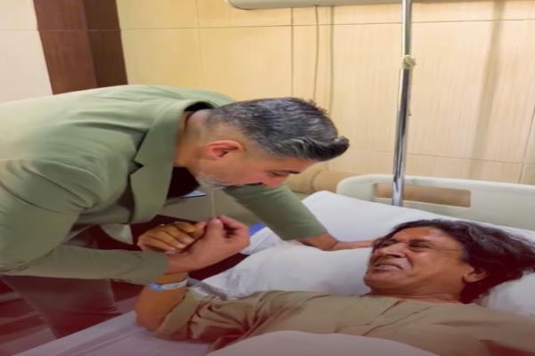 ياسر جلال يزور بدوي فهمي في المستشفى بعد التكفل بعلاجه.. والأخير يوجه له رسالة مؤثرة