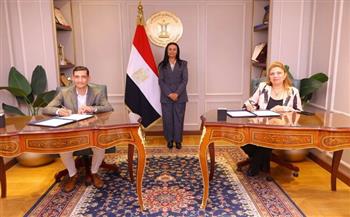 وزيرة التضامن تشهد توقيع عقود تمويل لمشروعات متناهية الصغر بين صندوق دعم الصناعات الريفية والبيئية