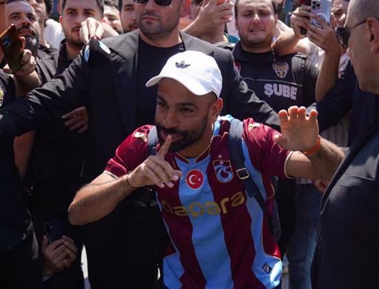 محمد صلاح يتفاعل مع جماهير طرابزون سبور لدى وصوله إلى تركيا