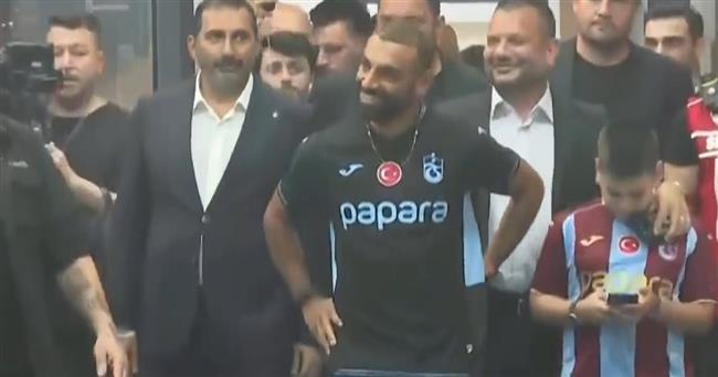 محمد صلاح يصل إلى طرابزون لبدء مسيرته مع الفريق التركي