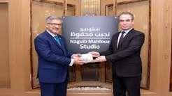 أحمد المسلماني يهدي سفير إندونيسيا أغاني أم كلثوم ونسخة من كتاب "إسلام بلا أحزاب" خلال استقباله
