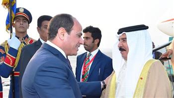 في بلده الثاني مصر.. الرئيس السيسي يستقبل الملك حمد بن عيسى بقمة تجمع القلوب قبل المصالح