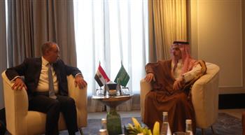 وزير الخارجية يشيد خلال لقائه نظيره السعودي بعمق وخصوصية العلاقات الأخوية بين البلدين