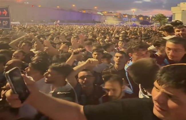 جماهير طرابزون يتوافدون لاستقبال محمد صلاح لدى وصوله من اسطنبول