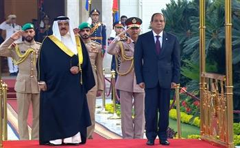 الرئيس السيسي يستقبل ملك البحرين بمطار العلمين