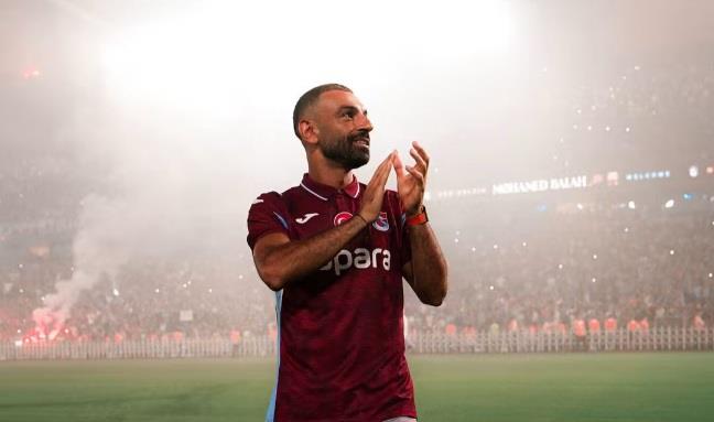 محمد صلاح يرد التحية لجماهير طرابزون في حفل تقديمه التاريخي