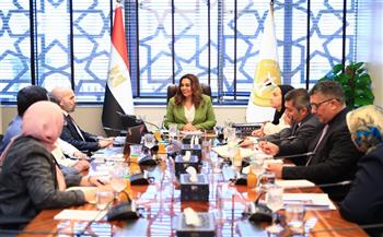 وزيرة التنمية المحلية والبيئة تتابع تنفيذ مشروع استعادة وزراعة أشجار المانجروف على سواحل البحر الأحمر 