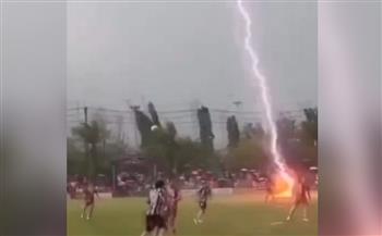 صاعقة برق تضرب مباراة لكرة القدم وتقتل لاعبًا وتصيب 12 آخرين