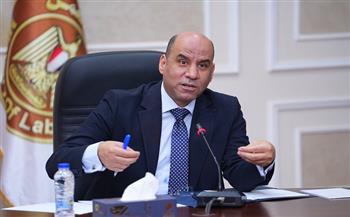 وزير العمل يعلن توفير 3032 فرصة عمل في 56 شركة بـ9 محافظات