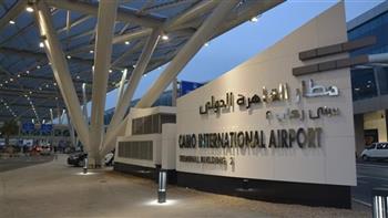 رئيس "ميناء القاهرة الجوي" يكرم عاملين لإنقاذ طفل بمطار القاهرة